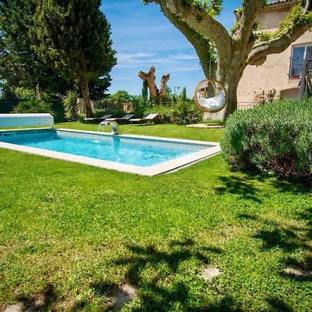 Moderne A Avec Piscine Partagee أفينيون